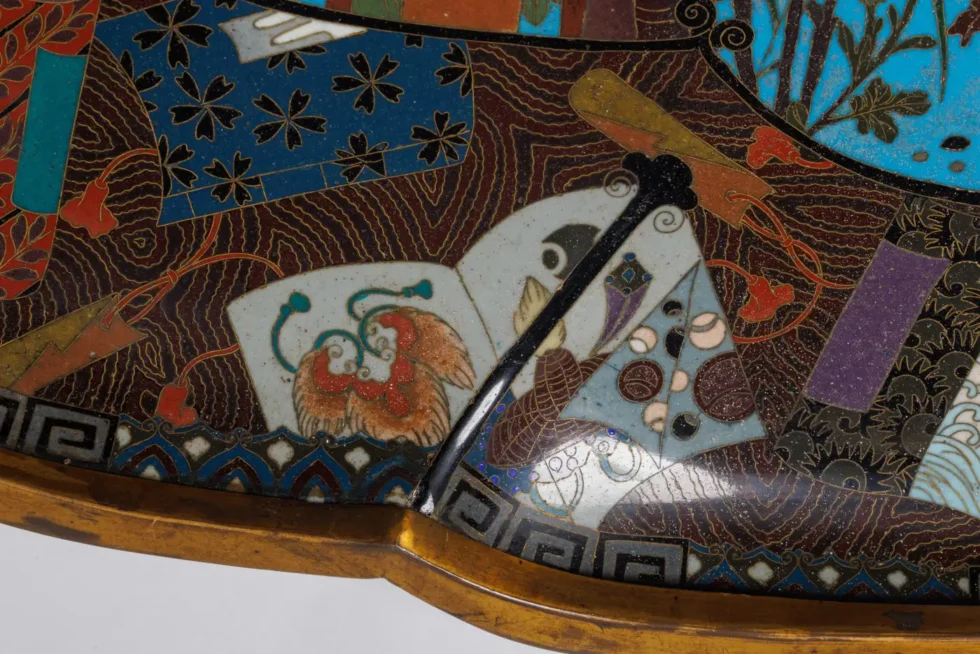 A Grand Meiji Cloisonné Enamel Tray Featuring Cherry Blossoms and Birds - Image 9