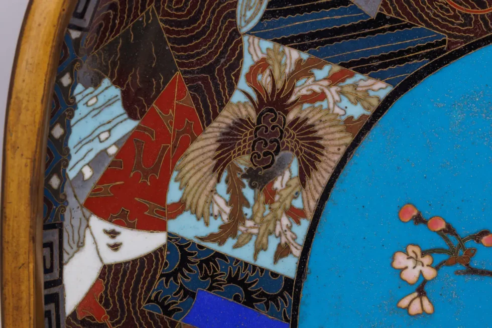 A Grand Meiji Cloisonné Enamel Tray Featuring Cherry Blossoms and Birds - Image 10