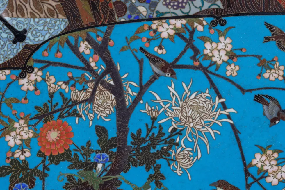 A Grand Meiji Cloisonné Enamel Tray Featuring Cherry Blossoms and Birds - Image 4