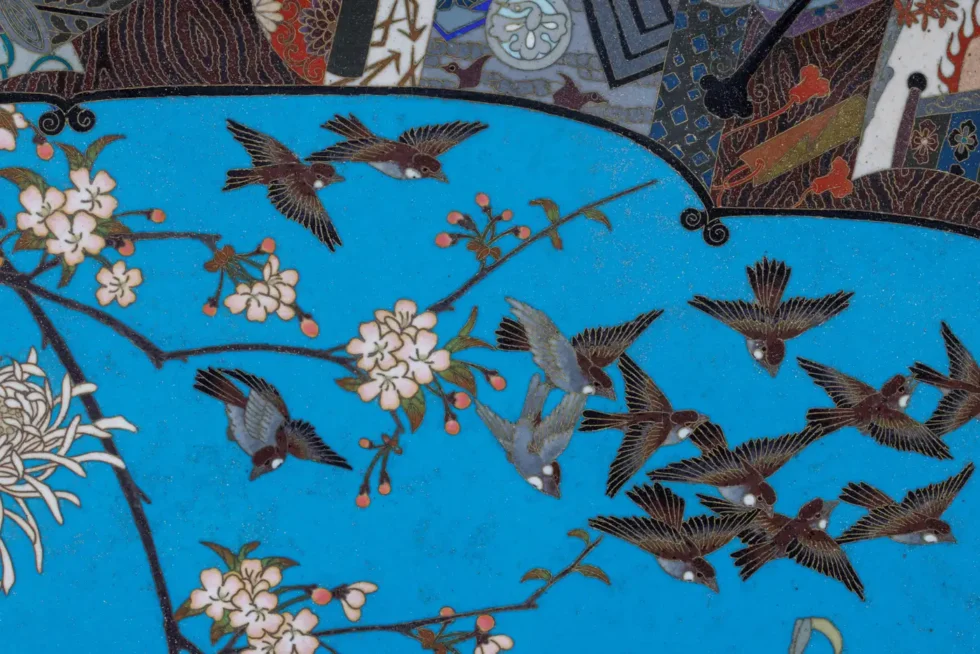 A Grand Meiji Cloisonné Enamel Tray Featuring Cherry Blossoms and Birds - Image 3