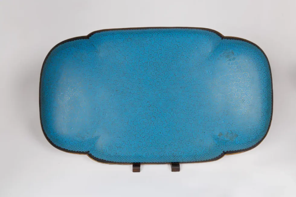 A Grand Meiji Cloisonné Enamel Tray Featuring Cherry Blossoms and Birds - Image 11