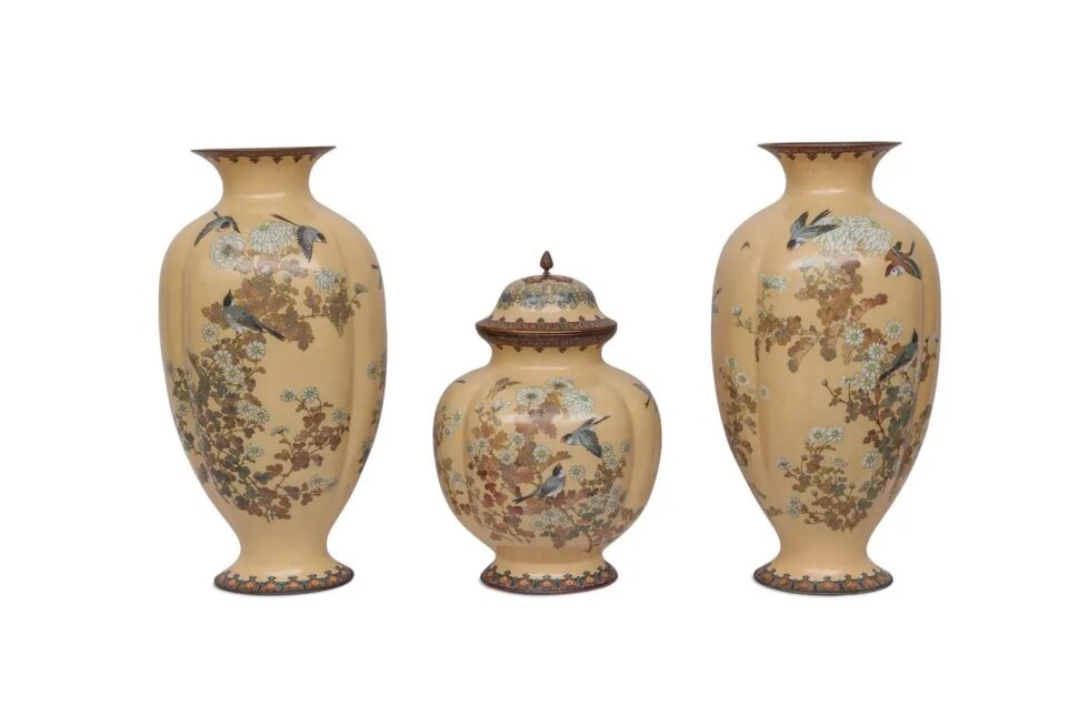 Monumental Japanese Three-Piece Peach Cloisonné Enamel Garniture, Nagoya Company - Image 2