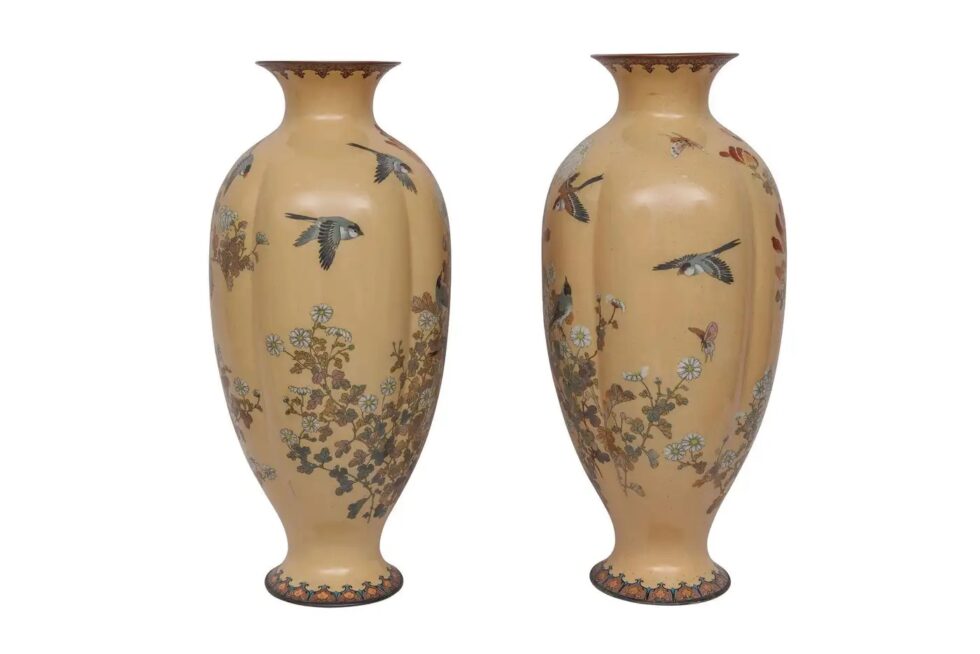 Monumental Japanese Three-Piece Peach Cloisonné Enamel Garniture, Nagoya Company - Image 4