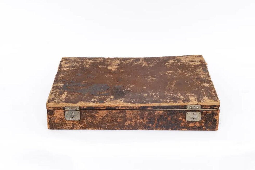 Exquisite Japanese Cloisonné Red Enamel Six-Piece Dressing Table Set, Ando Jubei - Image 4