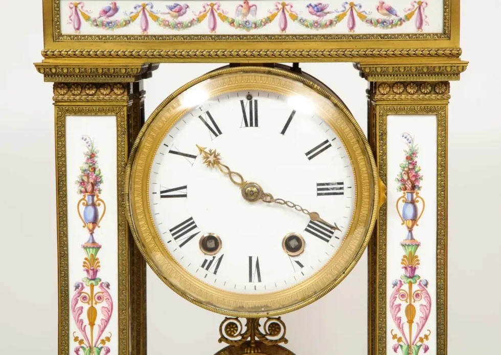 A Restauration Period Porcelain Inset Ormolu Mantel Clock, Attributed to Deniere - Image 4