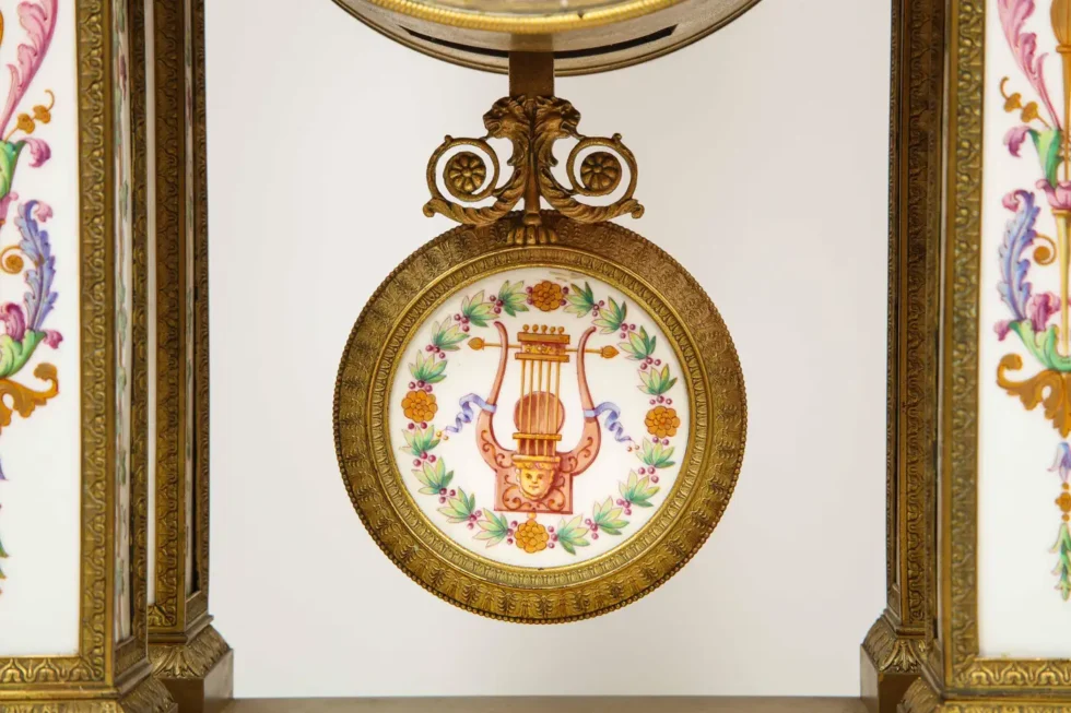 A Restauration Period Porcelain Inset Ormolu Mantel Clock, Attributed to Deniere - Image 6