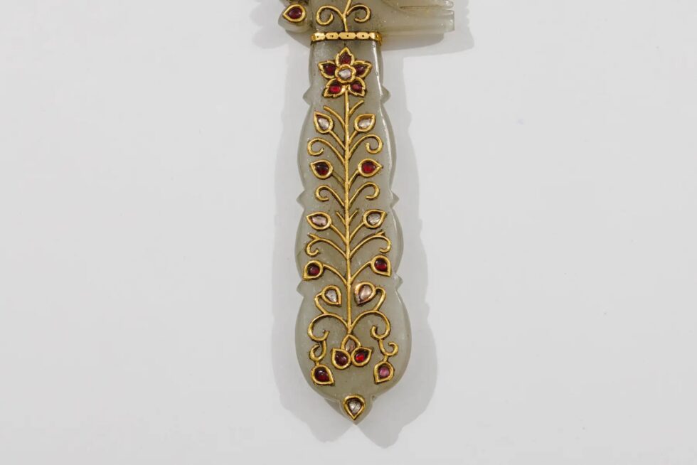 A Rare Mughal Style Gem-Set Jade Hand Mirror and Comb India, Late 19th Century - Image 5