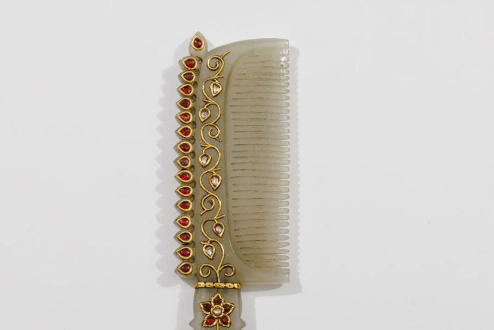 A Rare Mughal Style Gem-Set Jade Hand Mirror and Comb India, Late 19th Century - Image 4