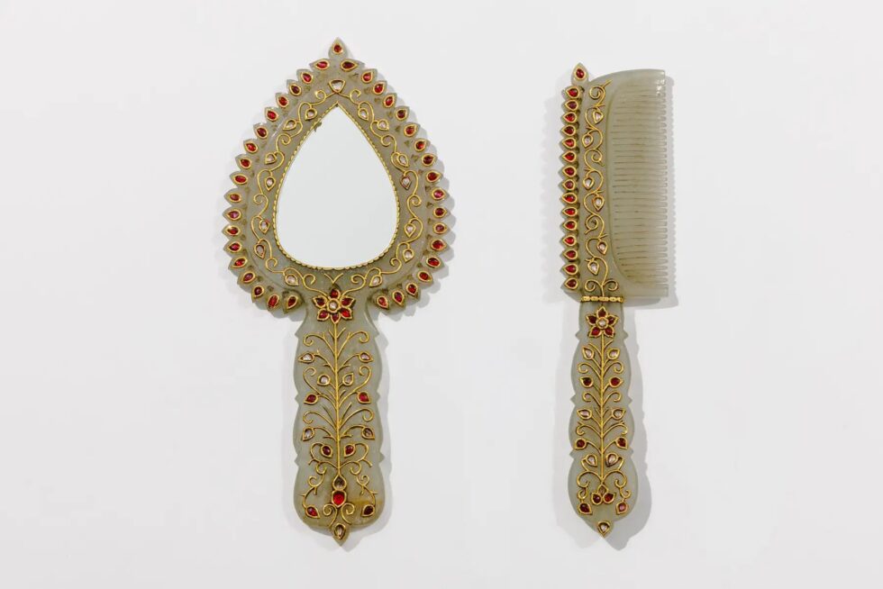 A Rare Mughal Style Gem-Set Jade Hand Mirror and Comb India, Late 19th Century - Image 3