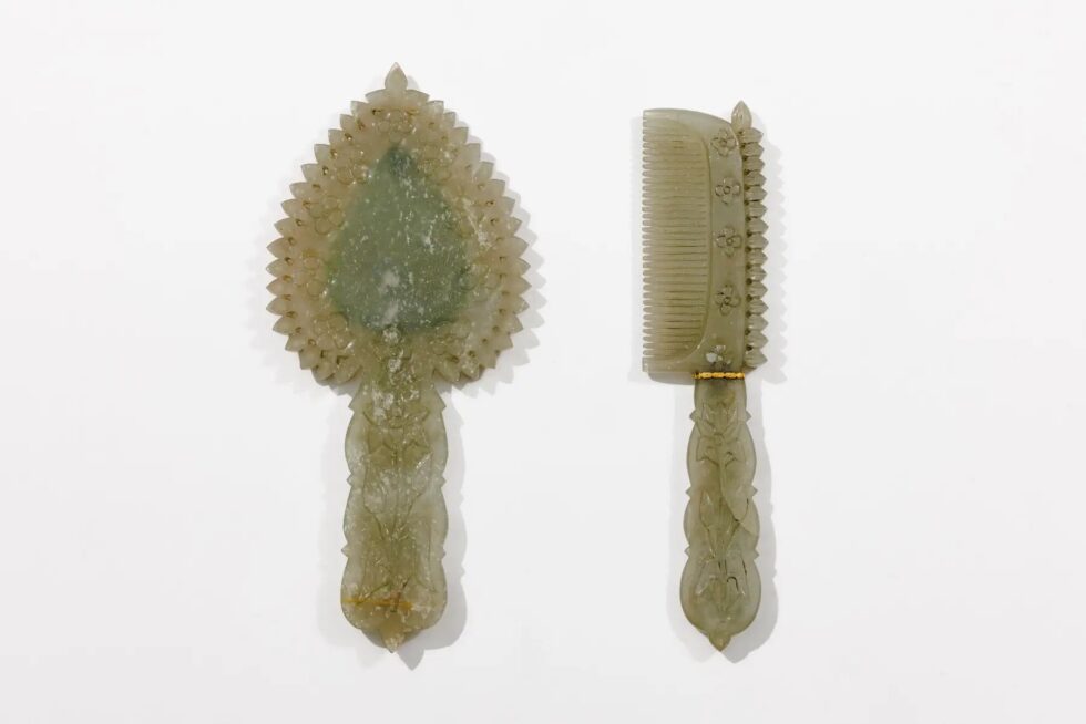 A Rare Mughal Style Gem-Set Jade Hand Mirror and Comb India, Late 19th Century - Image 2
