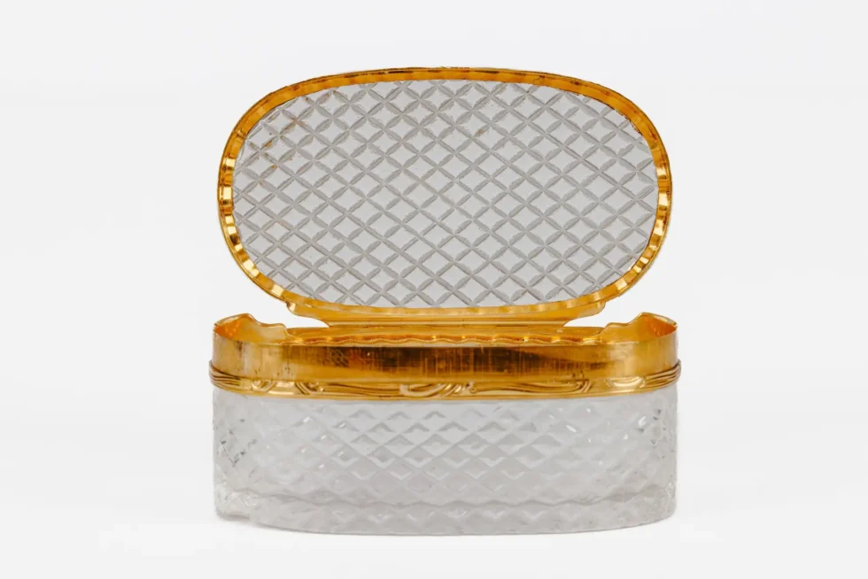 A Rare Louis XVI Gold and Enamel Rock Crystal Snuff Box, Rothschild Provenance - Image 3