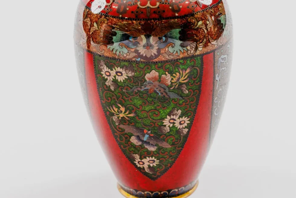 Rare Pair of Meiji Period Japanese Cloisonne Enamel Vases Red Ground Dragon - Image 8