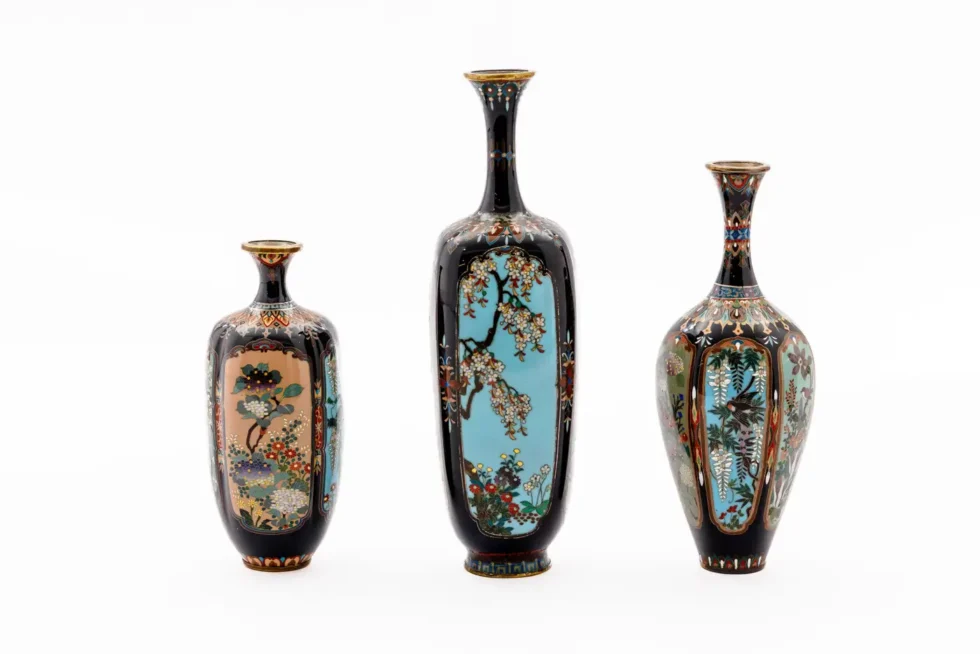 Important Set of Three Meiji Japanese Cloisonné Enamel Vases Signed by Ota - Image 3