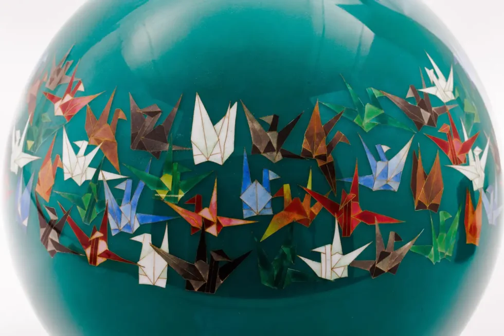 Mid-Century Japanese Cloisonné Enamel Vase by Sato with Origami Crane Motif - Image 10