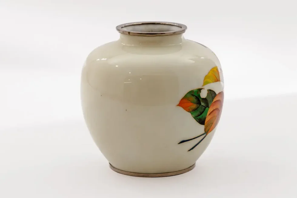 Exquisite Japanese Cloisonné Enamel Vase with Persimmons on Ivory Ground - Image 3
