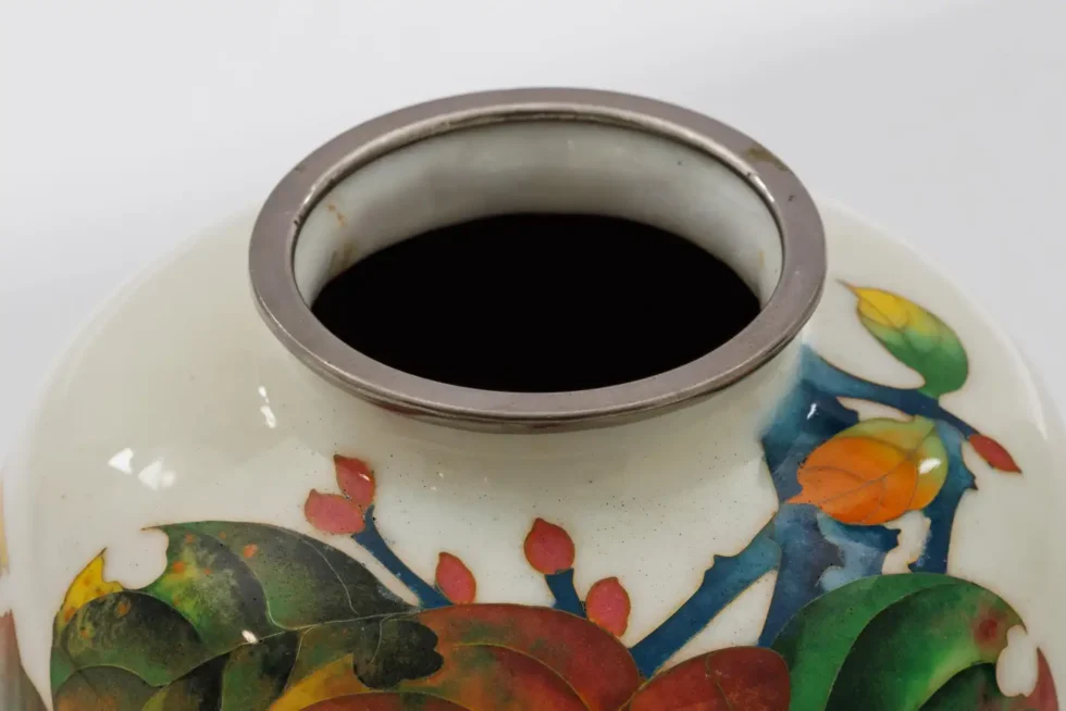 Exquisite Japanese Cloisonné Enamel Vase with Persimmons on Ivory Ground - Image 8