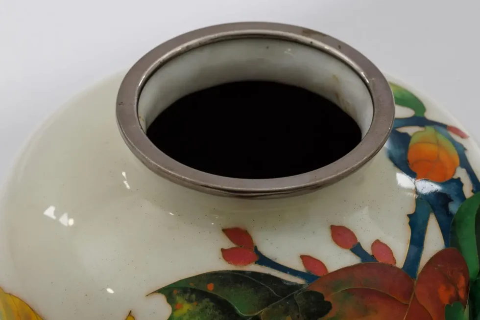 Exquisite Japanese Cloisonné Enamel Vase with Persimmons on Ivory Ground - Image 10