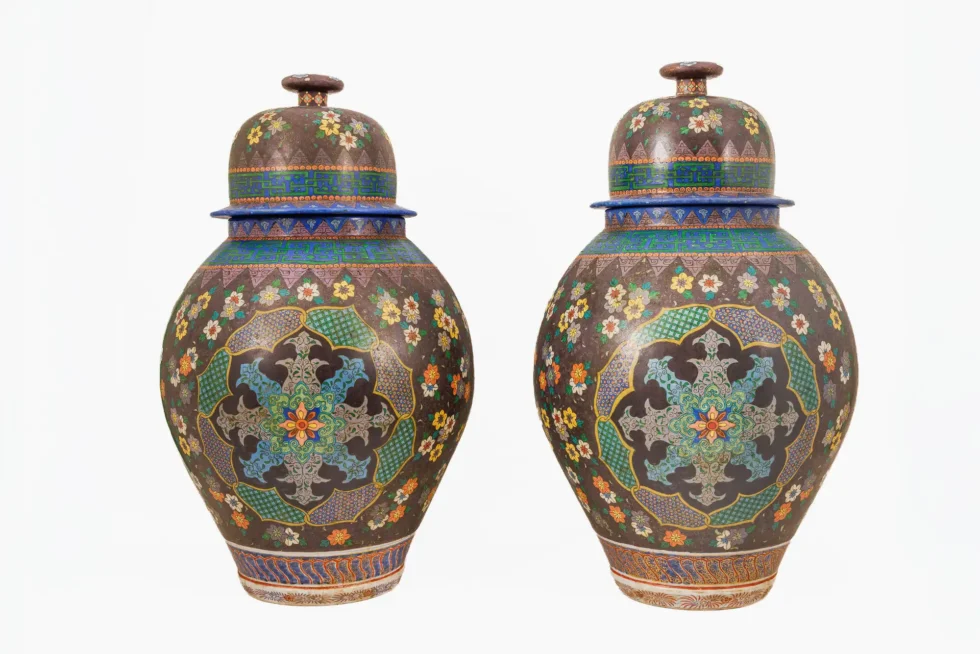 Monumental Pair of Japanese Cloisonné Porcelain Jars, Takeuchi Chubei, Meiji - Image 4